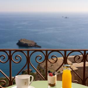 Detalle de desayuno con vistas en el Parador de Ibiza