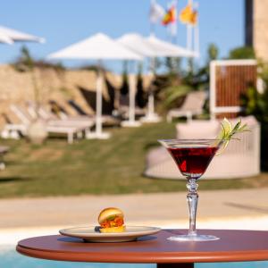 Cóctel en la piscina del Parador de Ibiza