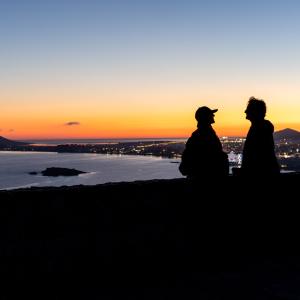 Pareja en el entorno del Parador de Ibiza