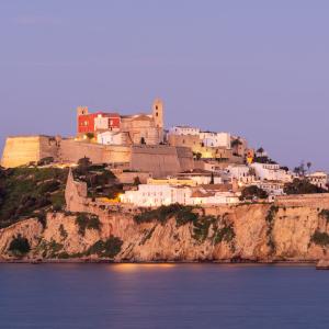 Vista general del Parador de Ibiza desde el entorno