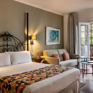 Habitación doble estándar con cama de matrimonio en el Parador de La Palma