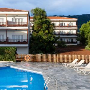 Zona de tumbonas de la piscina del Parador de La Palma