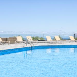Piscina con tumbonas del Parador de La Palma