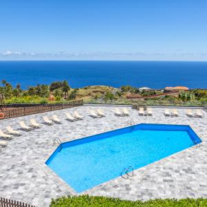 Vista superior de la piscina del Parador de La Palma