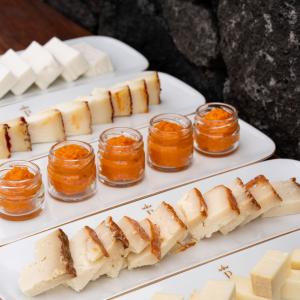 Quesos del buffet de desayuno del Parador de La Palma