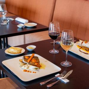 Montaje de mesa en el restaurante del Parador de La Palma