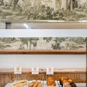 oferta de dulcería regional en el buffet de desayuno del Parador de Lerma