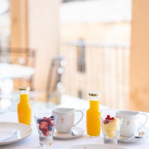 Detalle de desayuno en terraza en el Parador de Lerma