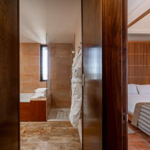 Vista habitación y baño de junior suite en el Parador de Lorca