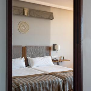 Detalle espejo habitación estándar cama matrimonio en el Parador de Lorca