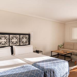 Habitación estándar dos camas en el Parador de Málaga Gibralfaro