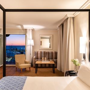 Habitación superior con cama con dosel en el Parador de Málaga Gibralfaro