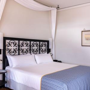 Habitación superior con medio dosel en el Parador de Málaga Gibralfaro