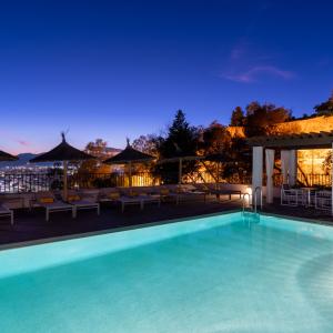 Vista nocturna de la piscina del Parador de Málaga Gibralfaro
