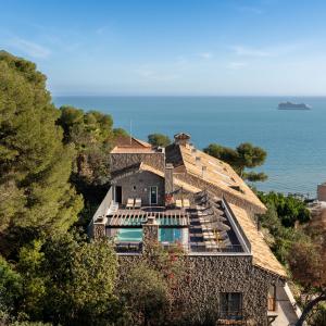 Vista panorámica de piscina del Parador de Málaga Gibralfaro