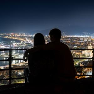 Vista nocturna del puerto de Málaga cerca del Parador de Málaga Gibralfaro