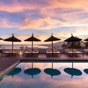 Atardecer en la piscina del Parador de Málaga Gibralfaro