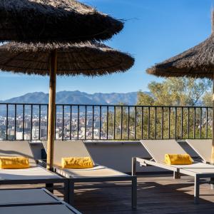 Zona solarium piscina del Parador de Málaga Gibralfaro