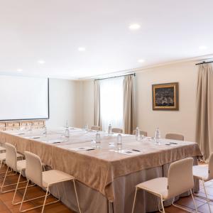 Mesa imperial en un salón del Evento corporativo en Salón del Parador de Málaga Gibralfaro