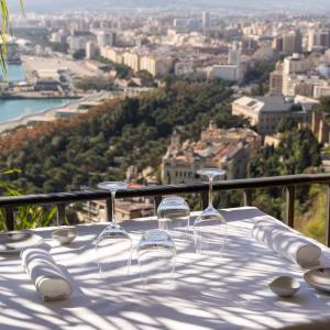 Mesa en la terraza del Parador de Málaga Gibralfaro