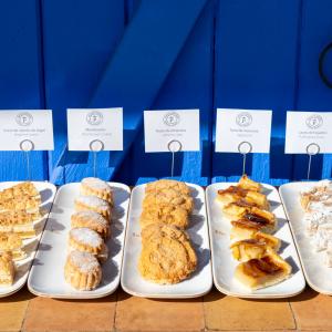 Montaje de desayuno buffet con dulces regionales en el Parador de Manzanares