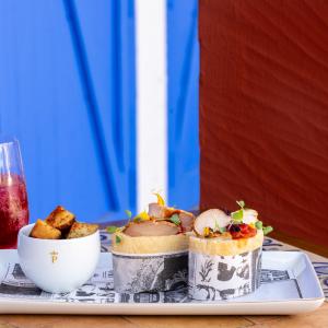 Montaje de carta de cafetería en el Parador de Manzanares