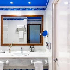 Baño de habitación doble estándar en el Parador de Manzanares