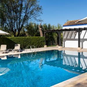 Vista lateral de la piscina del Parador de Manzanares