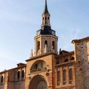 Iglesia Parroquial Nuestra Señora de la Asunción en Manzanares cerca del Parador de Manzanares