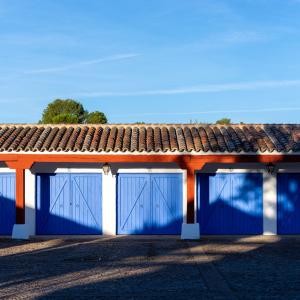 Puertas azules del patio del Parador de Manzanares