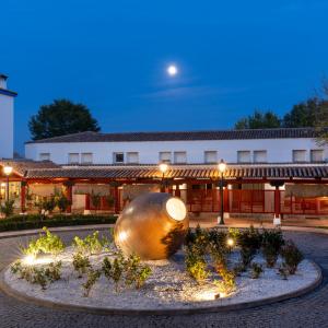 Entrada de noche en el Parador de Manzanares