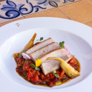 Montaje plato de asadillo manchego en el Parador de Manzanares