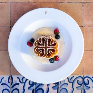 Montaje plato de flor manchega en el Parador de Manzanares