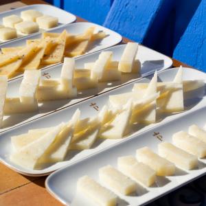 Montaje de desayuno buffet con quesos en el Parador de Manzanares