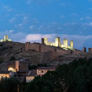 Vista nocturna del castillo desde el Parador de Molina de Aragón
