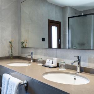 Detalle de baño de habitación del Parador de Olite-Erriberri