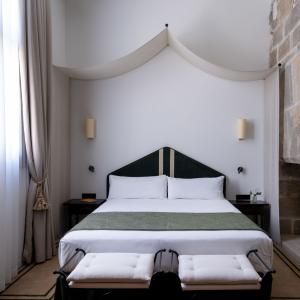 Habitación con cama con dosel del Parador de Olite-Erriberri