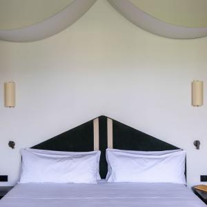 Cama con dosel en habitación del Parador de Olite-Erriberri
