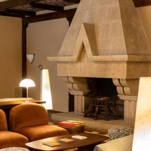 Detalle de chimenea del salón del Parador de Olite-Erriberri