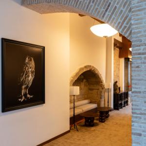 Pasillo con obra artística del Parador de Olite-Erriberri