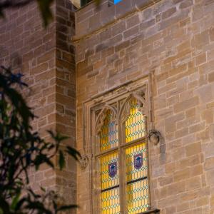 Detalle de vidriera desde el exterior del Parador de Olite-Erriberri