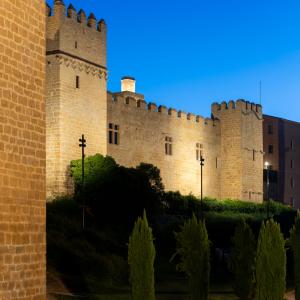 Fachada nocturna del Parador de Olite-Erriberri