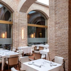 Mesas del restaurante del Parador de Olite-Erriberri