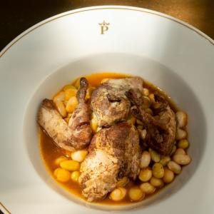 Pochas al natural con codornices estofadas del restaurante del Parador de Olite-Erriberri