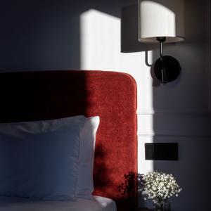 Juego de luces y sombras en habitación del Parador de Olite-Erriberri