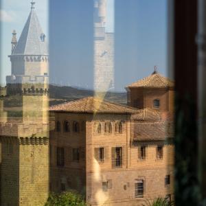 Reflejo desde ventana de habitación del Parador de Olite-Erriberri