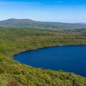 Vista desde arriba del Lago de Sanabria cerca del Parador de Puebla de Sanabria