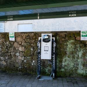 Cargador eléctrico en el parking del Parador de Puebla de Sanabria