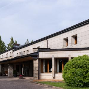 Parte delantera del Parador de Puebla de Sanabria