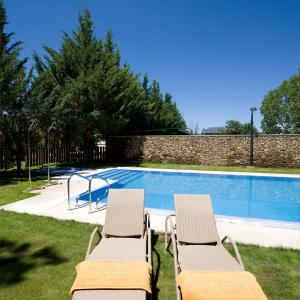 Tumbonas en la piscina del Parador de Puebla de Sanabria